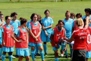 U15 Kız milli takımı sahaya iniyor