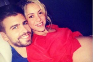 Shakira'nın karnı burnunda