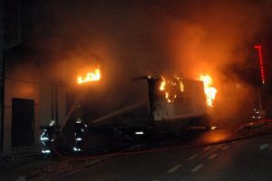 Okmeydanı'nda kamyona molotoflu saldırı