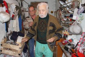 &Ccedil;ocukları &ouml;l&uuml;me terk etti, komşuları bakıyor