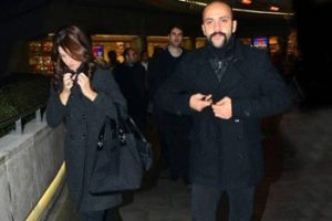 Sarp Akkaya sevgilisiyle g&ouml;r&uuml;nt&uuml;lendi!
