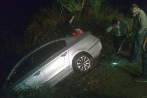 Dereye u&ccedil;an otomobili itfaiye kurtardı