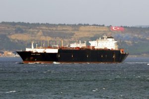 Doğalgaz tankeri boğazı kapattı