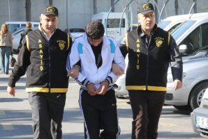 Annesinin eşarbıyla yazar kasa &ccedil;aldı