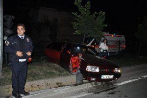 Ehliyetsiz s&uuml;r&uuml;c&uuml; kaza yaptı