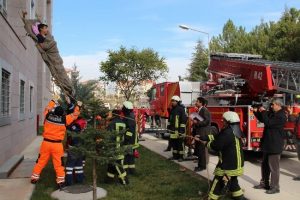 Deprem tatbikatı ger&ccedil;eği aratmadı