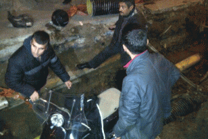 Motosikletiyle &ccedil;ukura d&uuml;şt&uuml; diye az daha dayak yiyecekti