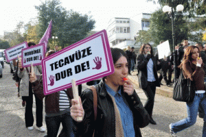 &Ouml;ğrencilerden kadına şiddete tepki y&uuml;r&uuml;y&uuml;ş&uuml;