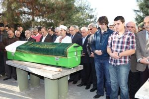 Bozbey babasını son yolculuğuna uğurladı