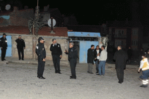 Yaşlı kadını evinin &ouml;n&uuml;nde bı&ccedil;akladılar