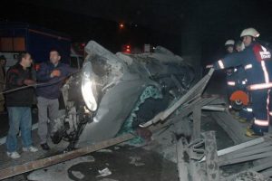 Bariyere &ccedil;arpan otomobil yanyoldan otoyola u&ccedil;tu