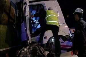 Emniyet şeridinde bekleyen TIR'a arkadan &ccedil;arptı