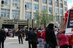 U&Uuml; Tıp Fak&uuml;ltesi'nin taşeron iş&ccedil;ilerinden eylem