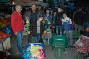 Okul har&ccedil;lıkları i&ccedil;in pazarda arabacılık yapıyor