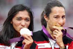 Aslı ve Gamze'ye b&uuml;y&uuml;k onur