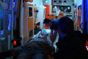Otomobilin &ccedil;arptığı  iki kişi yaralandı