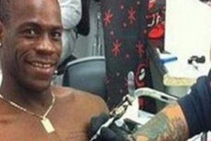 &Uuml;nl&uuml; futbolcudan olay yaratan d&ouml;vme!