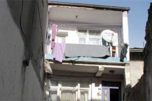 Halı silkelerken balkondan d&uuml;şt&uuml;