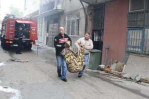 Yangında mahsur kalan 95 yaşındaki kadın b&ouml;yle kurtarıldı