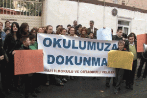&Ouml;ğrenci ve velilerden 'okuluma dokunma' protestosu