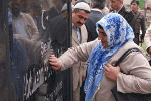 Şehit evladının b&uuml;st&uuml;n&uuml; g&ouml;zyaşlarıyla sildi
