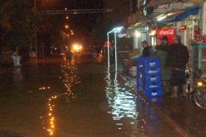 Aşırı yağış, &Ccedil;anakkale-İzmir karayolunu  trafiğe kapattı