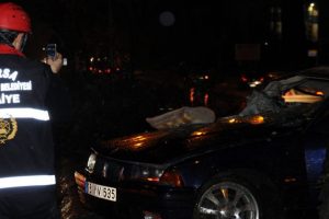 Aracın kontrol&uuml;n&uuml; kaybetti ağaca &ccedil;arptı