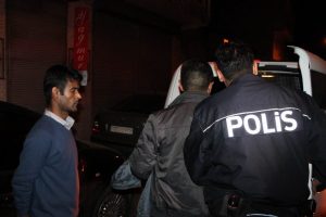 Hırsız sandılar, ka&ccedil;ak &ccedil;alışan 4 Suriyeli &ccedil;ıktı
