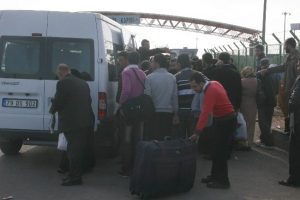 Kilis'te oturan suriyeliler, &uuml;lkelerine d&ouml;n&uuml;yor