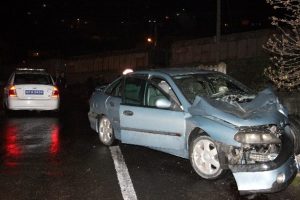 Otomobille y&uuml;k treni &ccedil;arpıştı