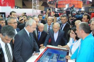 Kılı&ccedil;daroğlu, B&uuml;y&uuml;k&ccedil;ekmece standını ziyaret etti