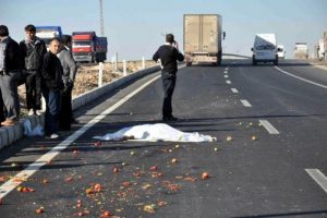TIR'ın &ccedil;arptığı kadın, 200 metre s&uuml;r&uuml;klendi