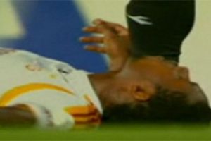 Rakibiyle &ccedil;arpışan futbolcunun dili boğazına ka&ccedil;tı