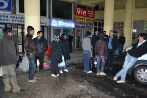 Otob&uuml;s beklerken yakalandılar
