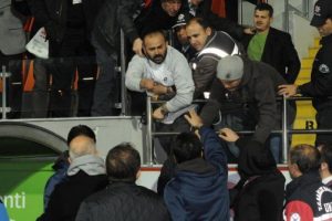 Korukır k&uuml;f&uuml;r eden taraftarlar ile tartıştı