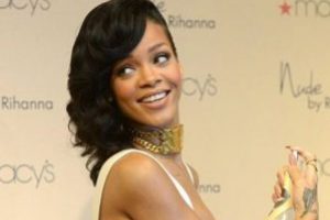 Rihanna'ya sevgilisi tasma taktı