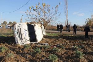 İş&ccedil;ileri taşıyan minib&uuml;s tarlaya u&ccedil;tu