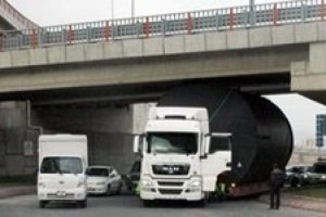 TIR k&ouml;pr&uuml;ye takıldı