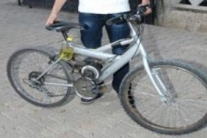 Bisikletini motosiklete &ccedil;evirdi