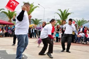 Engellilerden 'Gangnam Style' danslı kutlama