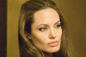 Angelina Jolie vazge&ccedil;iyor