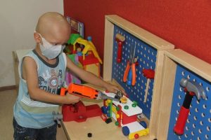 Kanserli &ccedil;ocuklar yardım bekliyor