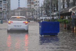 Yağmur İzmir'i fel&ccedil; etti