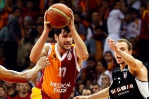 Yenilgisiz Galatasaray zirvede