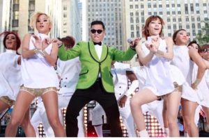 K&ouml;y d&uuml;ğ&uuml;n&uuml;nde "Gangnam Style"