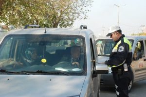 Polisten s&uuml;r&uuml;c&uuml;lere emniyet kemeri ve alkol uyarısı
