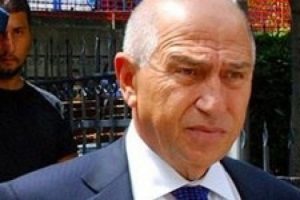 Nihat &Ouml;zdemir istifa etti