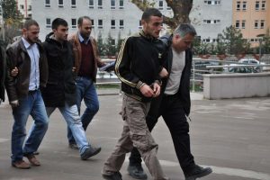 Dehşet sa&ccedil;an alkoll&uuml; gen&ccedil;ler adliyede