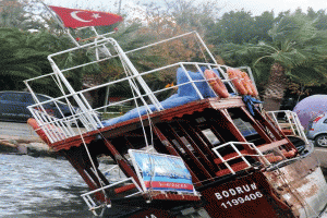 Tur teknesi fırtınada yan yattı