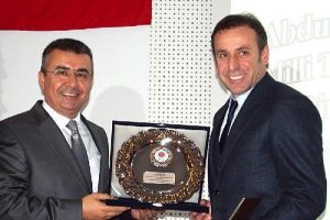 Abdullah Avcı &ouml;d&uuml;l&uuml;n&uuml; aldı